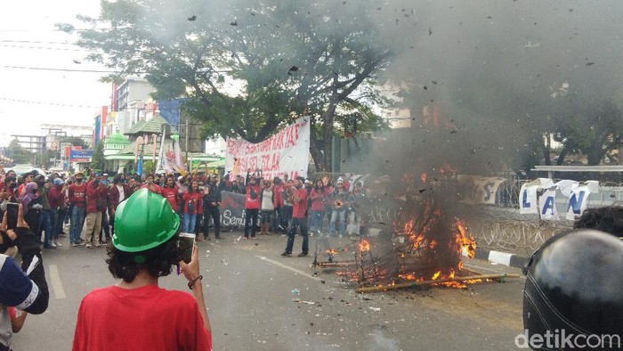 Unjuk rasa massa dari aliansi front perjuangan rakyat (FPR) di depan Kantor DPRD Sulsel (Hermawan-detikcom).