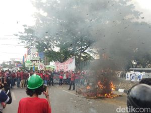 Demo Tolak RUU Ciptaker di Makassar Diwarnai Ricuh, 37 Orang Diamankan
