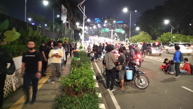 Massa unjuk rasa di sekitar gedung DPR, Senayan, Jakarta, membubarkan diri, Kamis (16/7/2020).