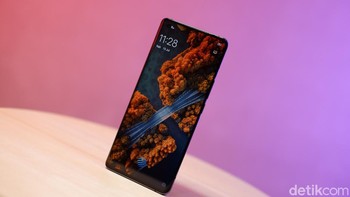 Vivo X50 Pro ditunjang oleh chip Snapdragon 765G. Baterainya berdaya tampung 4.315 mAh. Foto: Adi Fida Rahman/detikINET