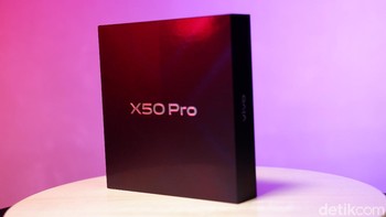 Kotak kemasan Vivo X50 Pro dibuat semewah ponselnya. Foto: Adi Fida Rahman/detikINET  