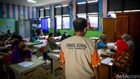 Bantuan tersebut diberikan di 104 kelurahan dan 13 kecamatan.