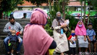 Selain itu, warga yang hendak mengambil bantuan tersebut juga diimbau mengenakan masker.
