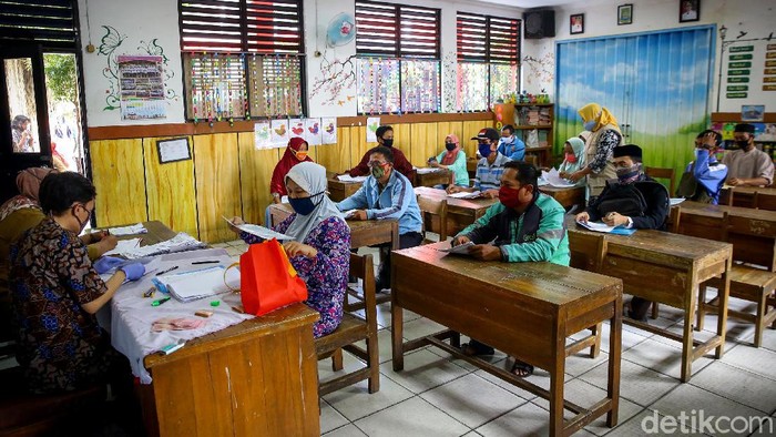 Kegiatan pembagian bantuan untuk masyarakat rentan terhadap risiko sosial digelar di Tangerang. Protokol kesehatan diperketat saat kegiatan tersebut berlangsung