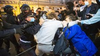 Bentrok antara petugas keamanan dan demonstran pun tak terhindarkan dalam aksi unjuk rasa menolak Vladimir Putin menjadi presiden Rusia hingga tahun 2036. AP Photo/Alexander Zemlianichenko.