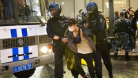Sejumlah demonstran pun diamankan oleh petugas keamanan yang bersiaga di area sekitar demonstrasi tersebut. AP Photo/Alexander Zemlianichenko.