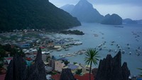 Di peringkat pertama ada Pulau Palawan di Filipina. Pulau yang berada di antara laut Cina Selatan dan Laut Sulu ini mempunyai magnet khusus bagi wisatawan. Bayangkan saja, hampir 1.780 pulau, teluk berbatu, terumbu karang, serta pasir putih membentang mengelilingi Palawan. Jes Aznar/Getty Images  