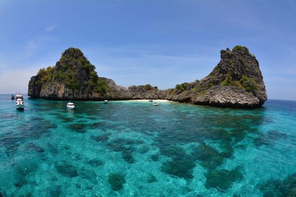 Peringkat Ketiga ada Pulau Koh Lanta di Thailand. Koh Lanta juga dikenal dengan kawasan resor eksklusifnya dengan pantai-pantai indah yang menggoda. Koh Lanta terdiri dari 2 pulau, yaitu Ko Lanta Noi yang berukuran lebih kecil dan Ko Lanta Yai yang berukuran sedikit lebih besar. Dua-duanya jadi tujuan wisata favorit bagi turis. Istimewa/dok.lantadiver.com  Peringkat Ketiga ada Pulau Koh Lanta di Thailand. Koh Lanta juga dikenal dengan kawasan resor eksklusifnya dengan pantai-pantai indah yang menggoda. Koh Lanta terdiri dari 2 pulau, yaitu Ko Lanta Noi yang berukuran lebih kecil dan Ko Lanta Yai yang berukuran sedikit lebih besar. Dua-duanya jadi tujuan wisata favorit bagi turis. Istimewa/dok.lantadiver.com Â