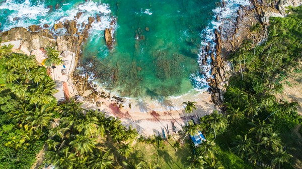 Di peringkat kedua ada Pulau Sri Lanka. Sri Lanka adalah sebuah negara pulau di sebelah utara Samudra Hindia di pesisir tenggara India. Negara yang dikenal di dunia internasional dengan sebutan Ceylon ini merupakan negara yang memiliki banyak sekali tujuan wisata. Tidak bisa dipungkiri, Sri Lanka memang memiliki keindahan alam yang sangat menakjubkan, salah satunya adalah pantai. Getty Images/iStockphoto/MariusLtu  Di peringkat kedua ada Pulau Sri Lanka. Sri Lanka adalah sebuah negara pulau di sebelah utara Samudra Hindia di pesisir tenggara India. Negara yang dikenal di dunia internasional dengan sebutan Ceylon ini merupakan negara yang memiliki banyak sekali tujuan wisata. Tidak bisa dipungkiri, Sri Lanka memang memiliki keindahan alam yang sangat menakjubkan, salah satunya adalah pantai. Getty Images/iStockphoto/MariusLtu Â