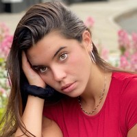 Dia hanya bisa melihat secara periferal. Jika diilustrasikan, coba pegang apel dengan jarak 3 cm di depan salah satu mata lalu tutup mata satunya dengan tangan. Seperti itulah penglihatan Anastasia. Foto: Instagram/@anastasia_k_p