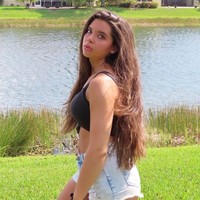 Aku bisa melakukan apapun yang bisa orang lain lakukan. Hanya saja dengan cara sedikit berbeda, tuturnya yang sehari-hari beraktivitas menggunakan tongkat untuk membantunya berjalan. Foto: Instagram/@anastasia_k_p