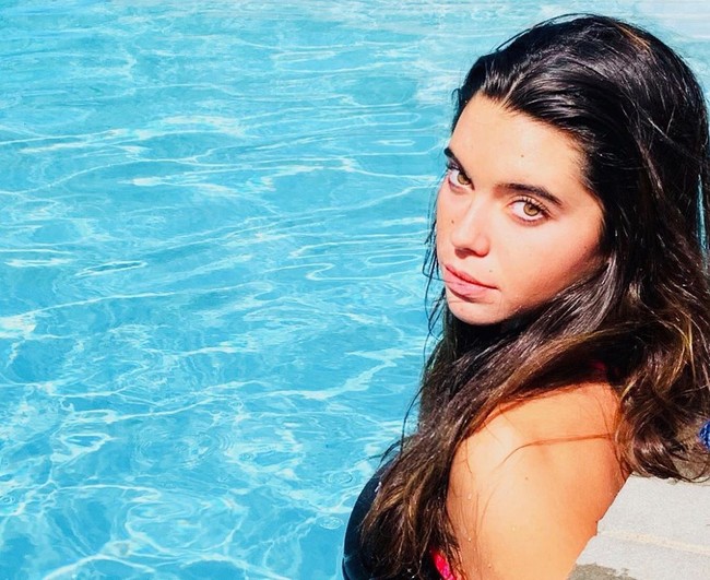 Beruntung, ia bertemu pelatih yang paham dan bisa menangani anak-anak berkebutuhan khusus seperti Anastasia. Keith Green, pelatih Anastasia, memodifikasi gerakan dan menentukan metode pengajaran khusus agar ia bisa latihan tanpa berisiko tinggi mengalami kecelakaan saat renang di air. Foto: Instagram/@anastasia_k_p