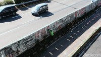 Selain di tembok gedung DPR, beragam coretan juga memenuhi dinding Tol Dalam Kota.