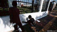 Petugas kembali mengecat tembok gedung DPR RI, Jakarta, Jumat (17/7).
