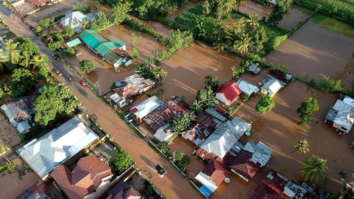 BANJIR DI KABUPATEN BONE BOLANGO Warga beraktivitas di rumahnya yang terendam banjir di Desa Talumopatu, Tapa, Kabupaten Bone Bolango, Gorontalo, Kamis (16/7/2020). Banjir yang terjadi akibat curah hujan yang tinggi tersebut merendam ratusan rumah dan lahan pertanian di enam desa di Kecamatan Tapa dan Bulango Timur. ANTARA FOTO/Adiwinata Solihin/aww.