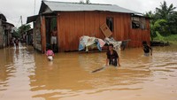 Data sementara dari Badan Penanggulangan Bencana Daerah (BPBD) menyebutkan tiga orang meninggal tertimbun longsor dan seorang meninggal karena sengatan listrik.