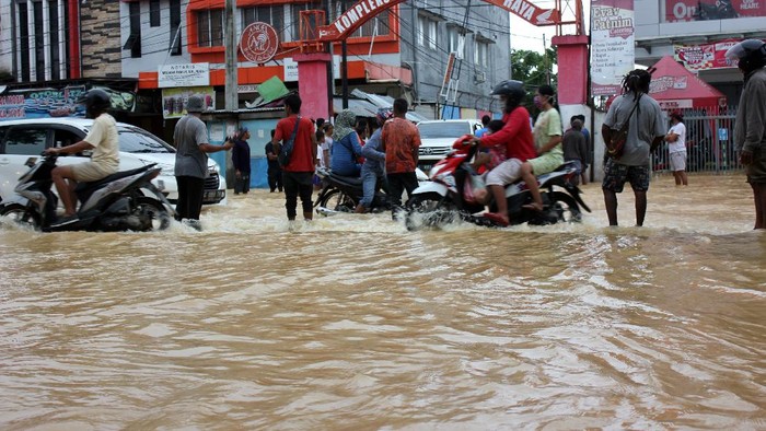 BANJIR DI KOTA SORONG Anak-anak bermain air saat banjir menggenangi Kelurahan Klasabi, Kota Sorong, Papua Barat, Jumat (17/7/2020). Sejumlah wilayah Kota Sorong mengalami banjir dan longsor akibat hujan dengan intensitas tinggi sejak Kamis (16/7/2020). Data sementara dari Badan Penanggulangan Bencana Daerah (BPBD) menyebutkan tiga orang meninggal tertimbun longsor dan seorang meninggal karena sengatan listrik. ANTARA FOTO/Olha Mulalinda/pras.