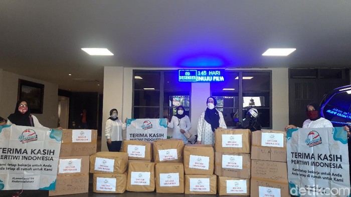 Kasus positif COVID-19 di Surabaya yang tertinggi di Jatim. Banyak pula tenaga kesehatan yang terkonfirmasi positif COVID-19.