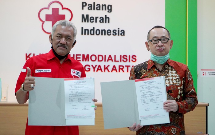Bantuan APD Terus Mengalir Direktur Utama PT Bank J Trust Indonesia Tbk. (J Trust Bank) Ritsuo Fukadai menyerahkan secara simbolis bantuan Alat Pelindung Diri (APD) kepada Ketua Palang Merah Indonesia (PMI) Yogyakarta GBPH Prabukusumo di kantor PMI Yogayakarta, Jumat (17/7). Bantuan berupa 300 Set APD, 5.000 masker, 200 face shield, 10.000 latex gloves, dan 10.000 shoes cover kepada PMI Yogyakarta ini adalah wujud komitmen J Trust Bank menyalurkan bantuan dari program referral “Win-Win-Win”, yaitu program di mana J Trust Bank akan mendonasikan sebesar suku bunga tahunan 0,1% dari total dana simpanan yang terhimpun melalui program referral tersebut, sekaligus bagian dari upaya perseroan mendukung usaha Pemerintah menangani pandemi COVID-19.