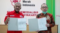 Direktur Utama PT Bank J Trust Indonesia Tbk. (J Trust Bank) Ritsuo Fukadai menyerahkan secara simbolis bantuan Alat Pelindung Diri (APD) kepada Ketua Palang Merah Indonesia (PMI) Yogyakarta GBPH Prabukusumo di kantor PMI Yogyakarta, Jumat (17/7). Foto: dok. PMI