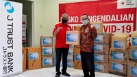 Bantuan berupa 300 Set APD, 5.000 masker, 200 face shield, 10.000 latex gloves, dan 10.000 shoes cover kepada PMI Yogyakarta ini adalah wujud komitmen J Trust Bank menyalurkan bantuan dari program referral “Win-Win-Win”, mendonasikan sebesar suku bunga tahunan 0,1% dari total dana simpanan yang terhimpun melalui program referral tersebut, sekaligus bagian dari upaya perseroan mendukung usaha Pemerintah menangani pandemi COVID-19. Foto: dok. PMI