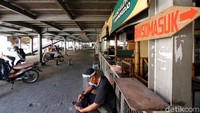 Usai ditutup, begini suasana di tempat parkir motor BTC Solo yang tampak lengang.
