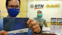 Seorang nasabah menunjukkan buku tabungan yang baru saja dibukanya. Adapun program ini menjadi salah satu strategi BTN syariah menggenjot DPK, per Juni 2020 DPK BTN syariah menembus Rp 20,8triliun atau sudah 90 persen mencapai target tahun 2020. Foto: dok. BTN Syariah