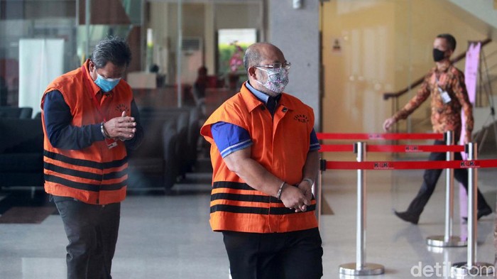 Bupati Kutai Timur, Ismunandar menjalani pemeriksaan perdana di gedung KPK. Ismunandar ditangkap KPK terkait dugaan suap terkait proyek infrastruktur di Kutai Timur.