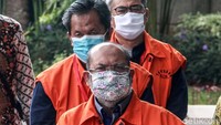 KPK menduga ada sejumlah penerimaan uang dari kontraktor Aditya Maharani untuk Ismunandar. KPK menduga Ismunandar menerima uang THR untuk keperluan kampanyenya pada Pilkada 2020.