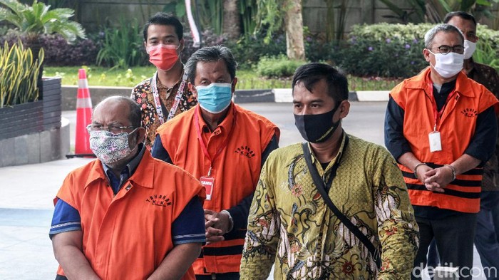 Bupati Kutai Timur Jalani Pemeriksaan Perdana di KPK Bupati Kutai Timur, Ismunandar menjalani pemeriksaan perdana di gedung KPK. Ismunandar ditangkap KPK terkait dugaan suap terkait proyek infrastruktur di Kutai Timur.
