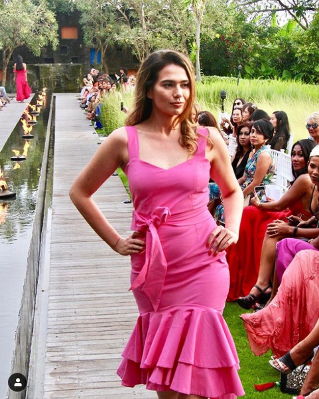 Catherine Wilson tampil menjadi model catwalk pada 2019 memeragakan koleksi busana dari brand sahabatnya Indah Kalalo, Je suis Flirt. Foto: Instagram @catherinewilson