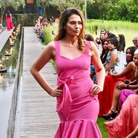 Catherine Wilson tampil menjadi model catwalk pada 2019 memeragakan koleksi busana dari brand sahabatnya Indah Kalalo, Je suis Flirt. Foto: Instagram @catherinewilson