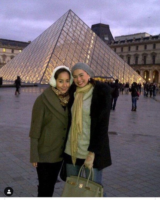 Catherine Wilson memiliki sejumlah koleksi tas Hermes. Salah satu koleksinya itu pun dibawanya saat liburan ke Paris. Berpose dengan latar belakang Museum Louvre, pemain film Cinta Silver itu menenteng tas Hermes Birkin. Foto: Instagram @catherinewilson