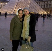 Catherine Wilson memiliki sejumlah koleksi tas Hermes. Salah satu koleksinya itu pun dibawanya saat liburan ke Paris. Berpose dengan latar belakang Museum Louvre, pemain film Cinta Silver itu menenteng tas Hermes Birkin. Foto: Instagram @catherinewilson
