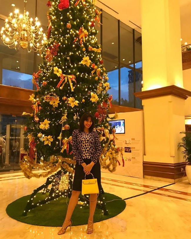 Sebelum ditangkap polisi, Catherine Wilson kerap mengunggah penampilannya saat liburan dan bekerja. Catherine kerap tampil glamour dengan berbagai tas mewahnya. Seperti foto #throwback yang diunggahnya ke Instagram @catherinewilson ini, wanita 39 tahun itu menenteng tas Hermes Kelly seharga ratusan juta rupiah. Foto: Instagram @catherinewilson