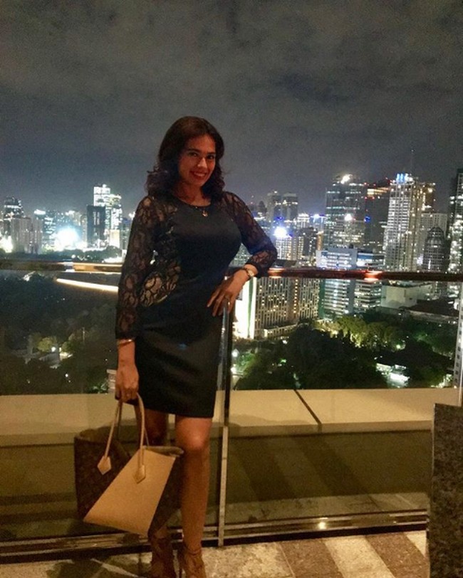 Catherine Wilson yang pernah bercerai setelah menikah dengan suaminya yang seorang pengusaha itu berpose dengan LBD (Little Black Dress) di atas ketinggian salah satu hotel di Jakarta sambil membawa tas Louis Vuitton. Foto: Instagram @catherinewilson