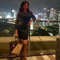 Catherine Wilson yang pernah bercerai setelah menikah dengan suaminya yang seorang pengusaha itu berpose dengan LBD (Little Black Dress) di atas ketinggian salah satu hotel di Jakarta sambil membawa tas Louis Vuitton. Foto: Instagram @catherinewilson