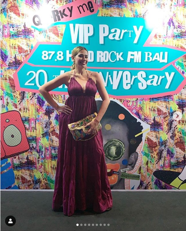 Tak melulu produk branded internasional yang dipakai Catherine Wilson. Menghadiri sebuah acara di Bali, Catherine yang memang kerap berpergian ke Pulau Dewata itu memakai tas dari brand lokal. Dia memadukannya dengan gaun halter neck berbelahan dada rendah. Foto: Instagram @catherinewilson