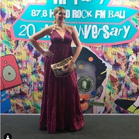 Tak melulu produk branded internasional yang dipakai Catherine Wilson. Menghadiri sebuah acara di Bali, Catherine yang memang kerap berpergian ke Pulau Dewata itu memakai tas dari brand lokal. Dia memadukannya dengan gaun halter neck berbelahan dada rendah. Foto: Instagram @catherinewilson