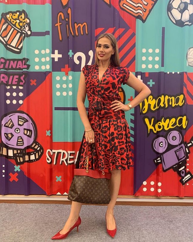 Selain Hermes, Catherine Wilson juga mengoleksi tas dari Louis Vuitton. Tampil menghadiri sebuah acara pada September 2019, bintang film Pengantin Pantai Biru itu bergaya dengan membawa tas Louis Vuitton monogram dengan detail rantai. Foto: Instagram @catherinewilson