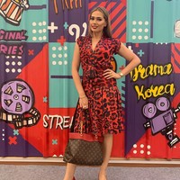 Selain Hermes, Catherine Wilson juga mengoleksi tas dari Louis Vuitton. Tampil menghadiri sebuah acara pada September 2019, bintang film Pengantin Pantai Biru itu bergaya dengan membawa tas Louis Vuitton monogram dengan detail rantai. Foto: Instagram @catherinewilson