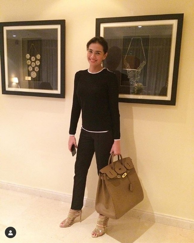 Tas Hermes super besar juga dikoleksi Catherine Wilson. Tas Hemes Birkin ukuran 50 cm yang ditenteng Catherine ini harganya mencapai Rp 200 juta. Foto: Instagram @catherinewilson