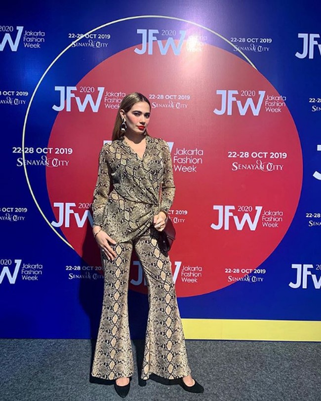 Catherine Wilson bergaya stylish dengan busana animal print saat menghadiri Jakarta Fashion Week 2020 yang digelar pada 2019. Penampilannya ini berbeda jauh dengan kini ketika dia ditangkap polisi karena memiliki sabu-sabu. Foto: Instagram @catherinewilson