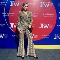Catherine Wilson bergaya stylish dengan busana animal print saat menghadiri Jakarta Fashion Week 2020 yang digelar pada 2019. Penampilannya ini berbeda jauh dengan kini ketika dia ditangkap polisi karena memiliki sabu-sabu. Foto: Instagram @catherinewilson