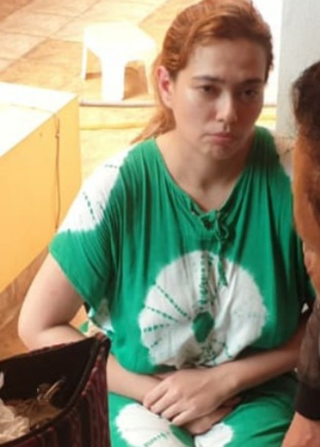 Catherine Wilson tampak memakai daster tie dye saat ditangkap pihak kepolisian di rumahnya karena memiliki narkoba jenis sabu-sabu. Catherine ditangkap polisi pada Jumat (17/7/2020). Foto: Catherine Wilson saat ditangkap polisi (dok.istimewa)