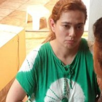 Catherine Wilson tampak memakai daster tie dye saat ditangkap pihak kepolisian di rumahnya karena memiliki narkoba jenis sabu-sabu. Catherine ditangkap polisi pada Jumat (17/7/2020). Foto: Catherine Wilson saat ditangkap polisi (dok.istimewa)