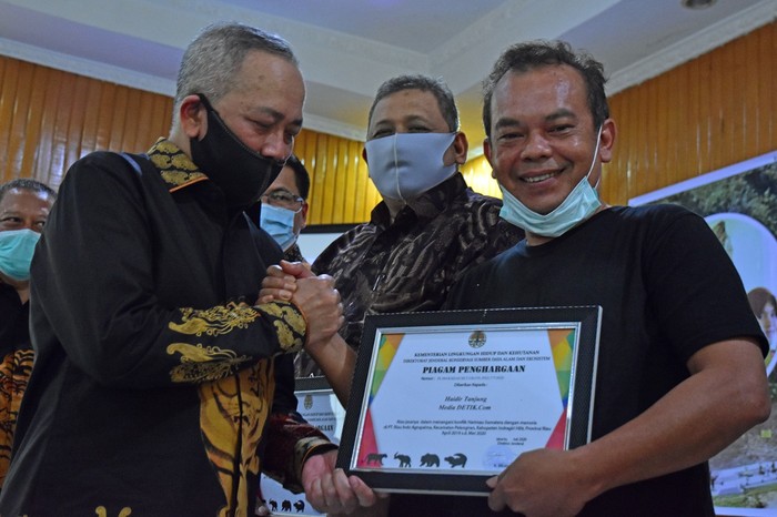 Jurnalis detikcom Chaidir Anwar Tanjung saat menerima penghargaan.