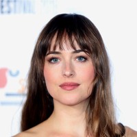 3. Selama Ini Punya Kekasih PriaMeski begitu selama ini, Dakota selalu memiliki kekasih pria. Dia pernah pacaran cukup lama dengan aktor Jordan Masterson. Setelah itu Dakota berpacaran dengan Chris Martin.  Foto: dok. Getty Images