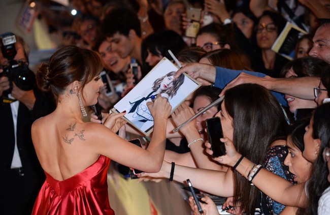 7. Punya Tato Bintang 50 Shades of Grey itu punya tato di beberapa bagian tubuhnya. Salah satu tatonya yang mencolok adalah di bagian punggungnya dengan gambar burung.  Foto: dok. Getty Images