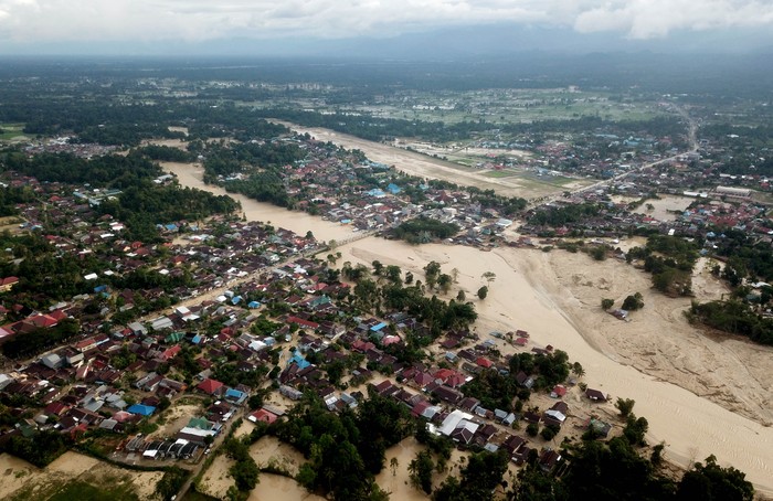 DAMPAK BANJIR BANDANG DI KOTA MASAMBA Foto udara kondisi Kota Masamba yang tertimbun lumpur akibat terjangan banjir bandang di Kabupaten Luwu Utara, Sulawesi Selatan, Jumat (17/7/2020). ANTARA FOTO/Abriawan Abhe/wsj.